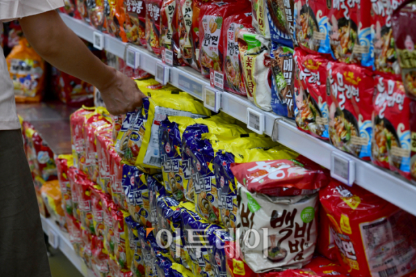 ▲오뚜기가 진라면 등 주요 라면 가격을 평균 11.9% 인상한 8월 1일 서울의 한 대형마트에서 시민들이 라면을 살펴보고 있다. 신태현 기자 holjjak@