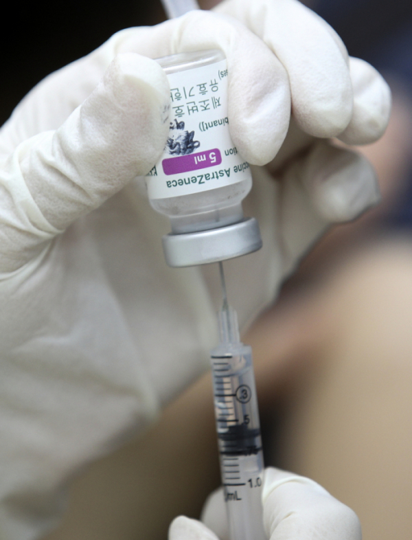 ▲5일 오전 서울 동작구보건소에서 의료진이 아스트라제네카 백신을 분주하고 있다. (뉴시스)