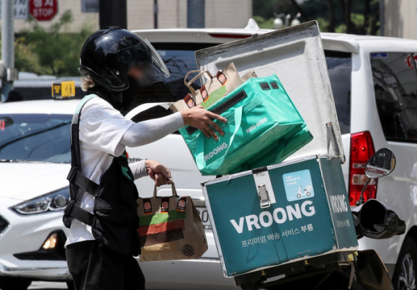 ▲지난달 30일 서울 시내에서 음식 배달기사가 이륜차에 음식을 싣고 있다. (뉴시스)