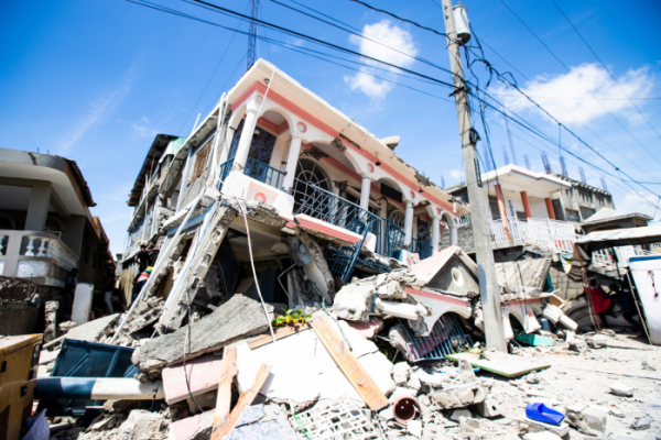 ▲아이티 레카이에서 14일(현지시간) 규모 7.2의 강진으로 인해 건물이 붕괴됐다. (EPA/연합뉴스)