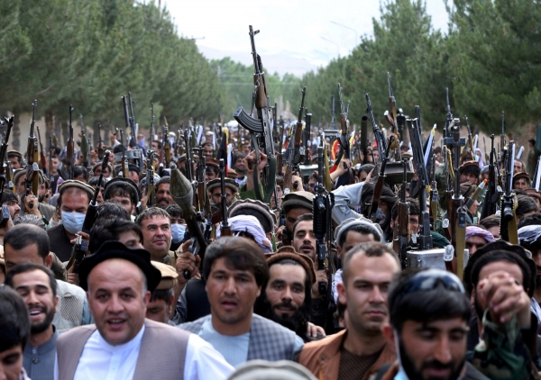 ▲아프가니스탄 카불에서 6월 23일 무장조직 탈레반에 맞서기 위해 시민들이 무기를 들고 모이고 있다. 카불/로이터연합뉴스