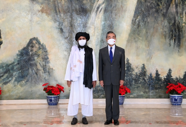 ▲왕이(오른쪽) 중국 외교부장이 지난달 28일 톈진에서 물라 압둘 가니 바라다르 탈레반 부지도자를 초청해 회담하기에 앞서 기념사진을 찍고 있다. 톈진/신화뉴시스
