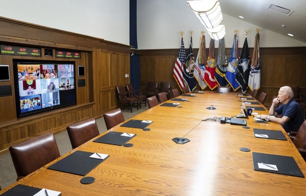 ▲조 바이든 미국 대통령이 15일(현지시간) 백악관에서 아프가니스탄 관련 보고를 받고 있다. 워싱턴D.C./AP연합뉴스
