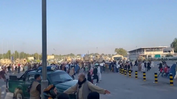 ▲아프가니스탄 시민들이 16일 국경 탈출을 위해 카불 국제공항으로 뛰어들고 있다. 카불/로이터연합뉴스
