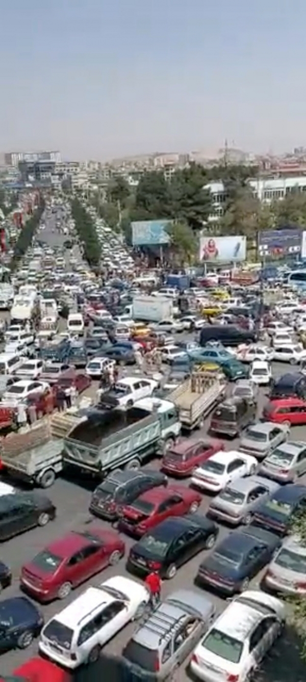 ▲아프가니스탄 카불의 한 도로에 15일 차량들이 줄지어 있다. 카불/로이터연합뉴스