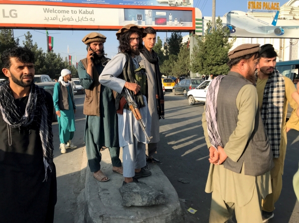 ▲이슬람 무장조직 탈레반이 16일 카불 국제공항 앞을 지키고 있다. 카불/로이터연합뉴스
