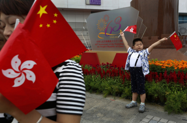 ▲중국 본토 어린이가 중국 국경절을 기념해 홍콩과 중국 국기를 들고 있다. AP뉴시스