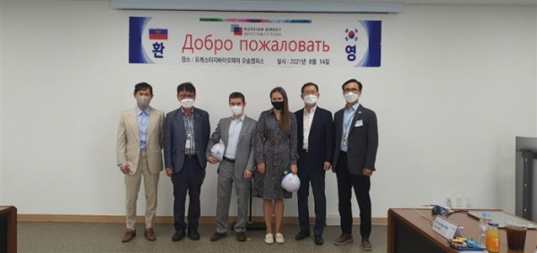 ▲프레스티지바이오파마의 '스푸트니크' 백신 계약을 앞두고 한국과 러시아 관계자들이 기념 촬영을 하고 있다. (사진제공=프레스티지바이오파마)