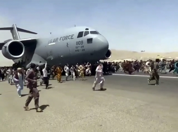 ▲16일(현지시간) 아프가니스탄 수도 카불의 하미드 카르자이 국제공항에서 미군 C-17 수송기가 이륙을 위해 활주로를 따라 이동하자 탑승하지 못한 아프간 시민 수백 명이 수송기를 따라 내달리고 있다. 카불/AP연합뉴스
