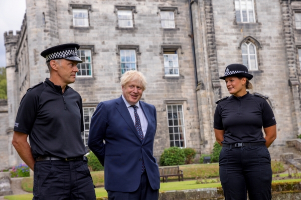 ▲보리스 존슨 영국 총리가 4일 스코틀랜드 킨카딘에서 경찰 관계자들과 대화하고 있다. 킨카딘/로이터연합뉴스