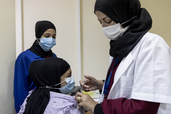 ▲이스라엘 라하트의 한 베두인 마을에서 16일 한 여성이 신종 코로나바이러스 감염증(코로나19) 부스터 샷을 맞고 있다. 라하트/AP연합뉴스 
