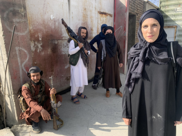 ▲16일(현지시각) 클라리사 워드가  "오늘 카불의 거리에서 우리는 역사를 목격하고 있다고 느낀다"라는 글과 게시한 사진 (클라리사 워드 트위터)