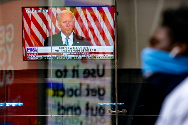▲16일(현지시간) 미국 뉴욕타임스퀘어 나스닥 마켓사이트 스크린 화면에 조 바이든 대통령의 아프가니스탄 사태 관련 대국민 연설 장면이 나오고 있다. 뉴욕/로이터연합뉴스
