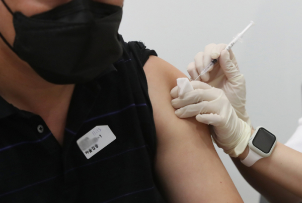 ▲9일 서울 시내 한 코로나19 예방접종센터에서 시민들이 백신을 맞고 있다. (뉴시스)