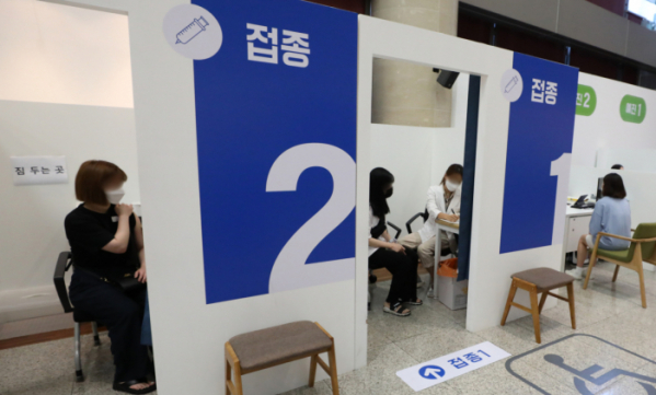 ▲9일 서울 시내 한 코로나19 예방접종센터에서 시민들이 백신을 맞고 있다. (뉴시스)