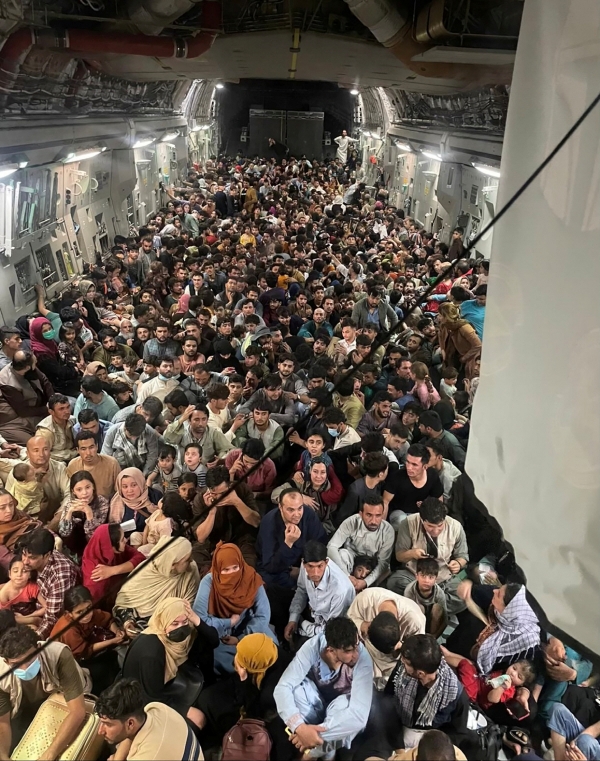 ▲아프가니스탄 카불의 미 공군 수송기에 15일(현지시간) 아프간 시민들이 탑승해 있다. 카불/로이터연합뉴스