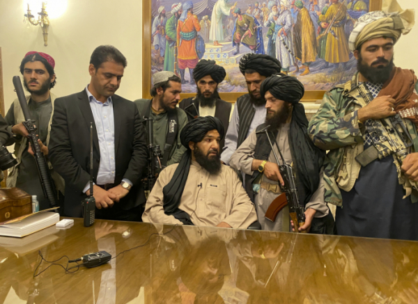▲아프가니스탄 무장단체 탈레반 조직원들이 15일(현지시간) 수도 카불에 위치한 대통령궁을 장악한 모습. 아프간을 장악한 탈레반은 이날 대통령궁도 수중에 넣은 뒤 "전쟁은 끝났다"며 사실상 승리를 선언했다. 아슈라프 가니 아프간 대통령은 앞서 이날 탈레반이 카불에 입성한 직후 국외로 도피했다. (연합뉴스)