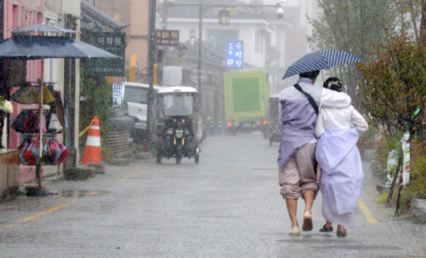 ▲전주한옥마을 향교 인근에서 관광객들이 우산으로 비를 피하며 발걸음을 옮기고 있다.  (뉴시스)