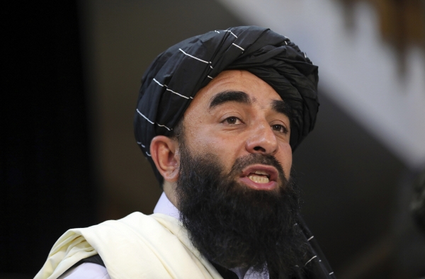 ▲17일(현지시간) 아프가니스탄 수도 카불에서 이슬람 무장조직 탈레반 대변인인 자비훌라 무자히드가 기자회견을 하고 있다. 카불/AP연합뉴스
