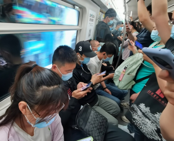 ▲중국 베이징 출근길 지하철에서 승객들이 스마트폰을 보고 있다. 베이징/신화뉴시스

