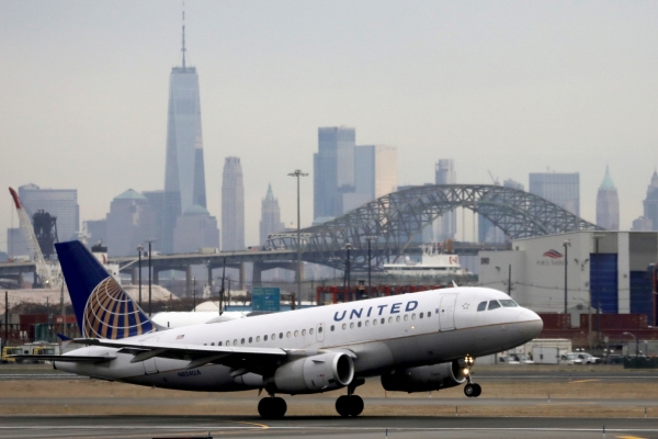 ▲유나이티드 항공 여객기가 2019년 12월 6일 미국 뉴저지주 뉴어크 리버티 국제공항에서 이륙하고 있다. 뉴어크/로이터연합뉴스
