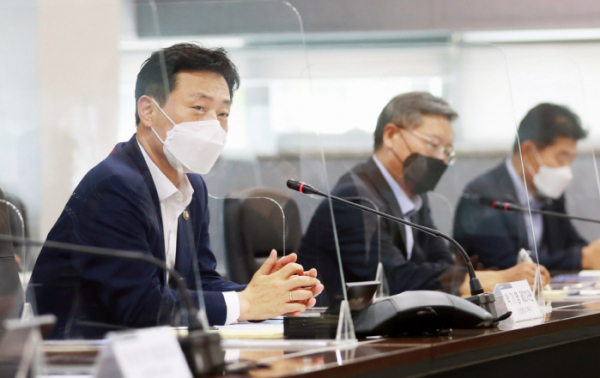 ▲박기영 산업통상자원부 2차관(왼쪽)이 18일 한국에너지기술연구원 열린 청정 수소기술 산업계 간담회에서 발언을 하고 있다. (사진제공=산업통상자원부)