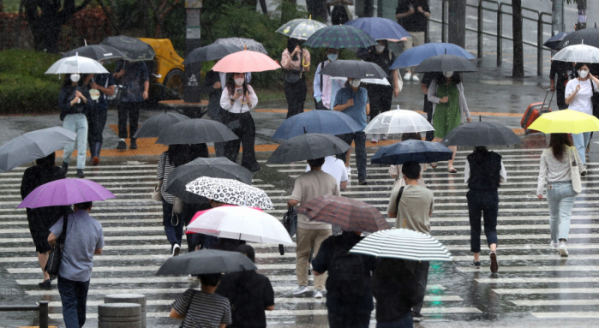 ▲출근길 비가 내린 18일 오전 서울 용산역 앞에서 우산을 쓴 시민들이 발걸음을 재촉하고 있다. (뉴시스)