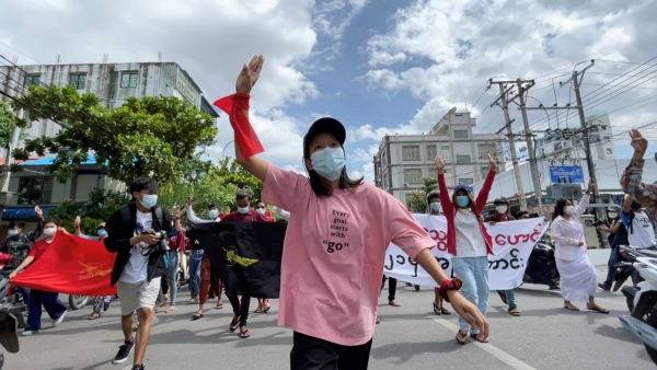 ▲미얀마 만달레이에서 8일 반정부 시위대가 거리 행진을 하고 있다. 만달레이/로이터연합뉴스
