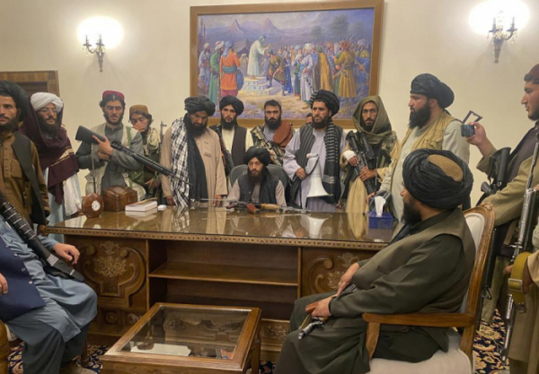 ▲아프가니스탄의 수도 카불을 점령한 뒤 대통령궁에 입성한 탈레반 (연합뉴스)