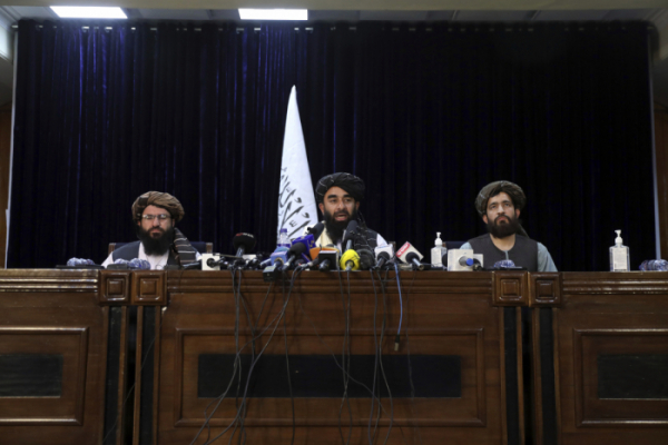 ▲카불 점령 후 기자회견을 가진 탈레반. 가운데는 대변인 자비훌라 무자히드. (연합뉴스)