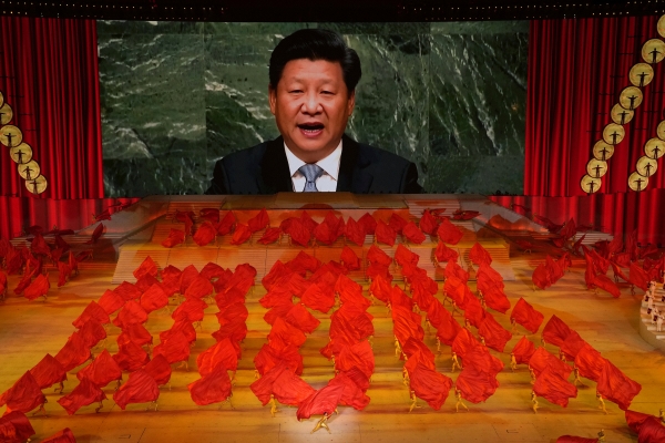 ▲중국 베이징에서 6월 28일 열린 중국 공산당 창당 100주년 기념 행사에서 무용수들이 공연을 하고 있는 가운데 대형 스크린에 시진핑 국가주석의 모습이 나오고 있다. 베이징/AP뉴시스 
