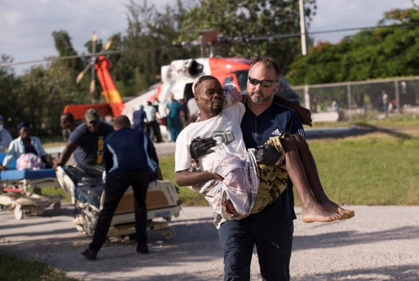 ▲아이티 레스카예스에서 18일(현지시간) 구조대원이 부상자를 병원으로 이송하고 있다. 레스카예스/EPA연합뉴스