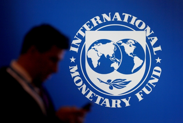 ▲지난 2018년 10월 인도네시아 발리 누사두아에서 열린 국제통화기금(IMF)·세계은행(WB) 연차총회에서 한 참가자가 IMF 로고 근처에 서 있다. 누사두아/로이터연합뉴스
