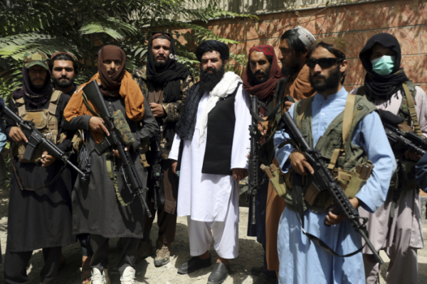 ▲아프가니스탄을 장악한 이슬람 무장세력 탈레반 병사들이 현지시각 18일 수도 카불에서 M16 소총 등 미제 무기를 들고 사진 촬영에 응하고 있다. 카불에 입성한 탈레반 지도부는 사면령을 내리고 여성 인권 보호를 약속하는 등 유화책을 내놨다.    (카불=AP/연합뉴스)