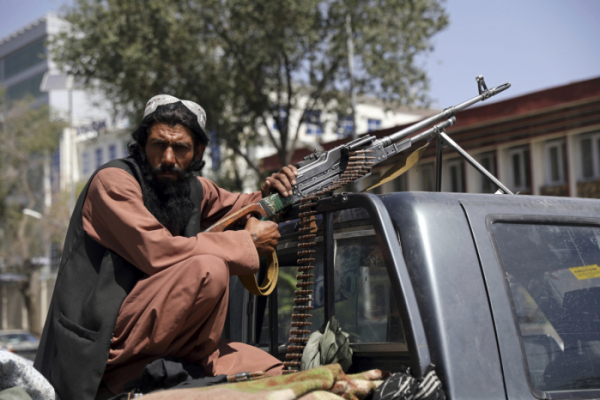 ▲탈레반 병사들이 16일(현지시간) 아프가니스탄 수도 카불에 있는 대통령궁 앞에서 총을 들고 있다. AP뉴시스