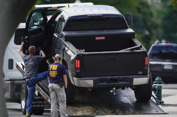 ▲미국 연방수사국(FBI) 직원들이 19일(현지시간) 미국 워싱턴D.C 의사당 근처에서 폭발물 소지 주장한 남성이 탑승했던 트럭을 조사하기 위해 견인 작업을 하고 있다. AP뉴시스