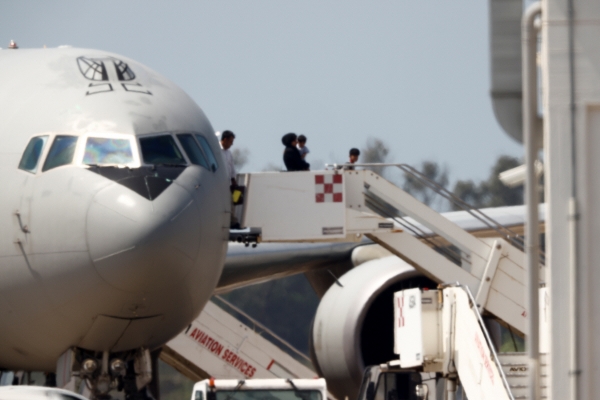 ▲이탈리아 로마 피우미치노 공항에 19일(현지시간) 군 수송기가 착륙하고 나서 아프가니스탄 난민들이 내리고 있다. 로마/로이터연합뉴스 
