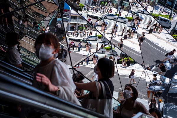 ▲일본 도쿄의 한 쇼핑몰에서 19일 사람들이 마스크를 착용하고 있다. 도쿄/로이터연합뉴스 
