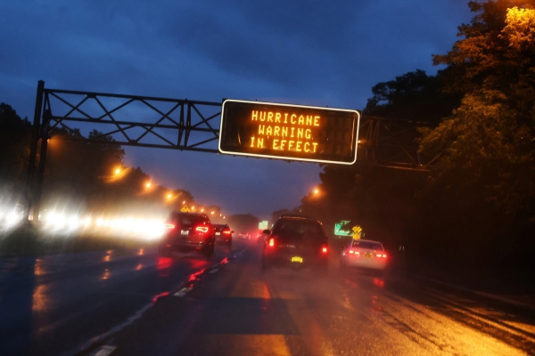 ▲21일(현지시간) 허리케인 헨리가 미국 뉴욕주 롱아일랜드에 접근함에 따라 고속도로 표지판에 이동을 자제하라는 경고가 떴다. 롱아일랜드/로이터연합뉴스
