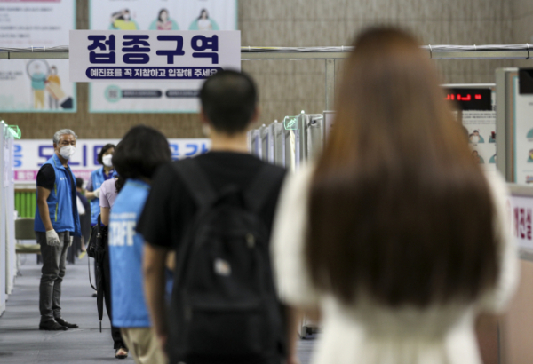 ▲23일 오전 서울 동작구 예방접종센터를 찾은 시민들이 백신 접종을 받기 위해 대기하고 있다.  (뉴시스)
