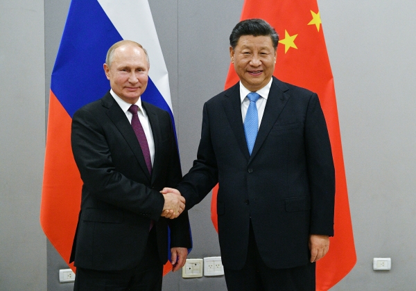 ▲블라디미르 푸틴(왼쪽) 러시아 대통령과 시진핑 중국 국가주석이 2019년 11월 12일 브라질 브라질리아에서 열린 브릭스 정상회의에 참석해 악수하고 있다. 브라질리아/AP뉴시스
