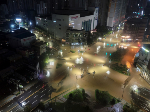 ▲24일 밤 태풍 ‘오마이스’가 강타한 부산시 연제구 연산동 홈플러스 앞 교차로 일대가 침수돼 통제되고 있다. (연합뉴스)