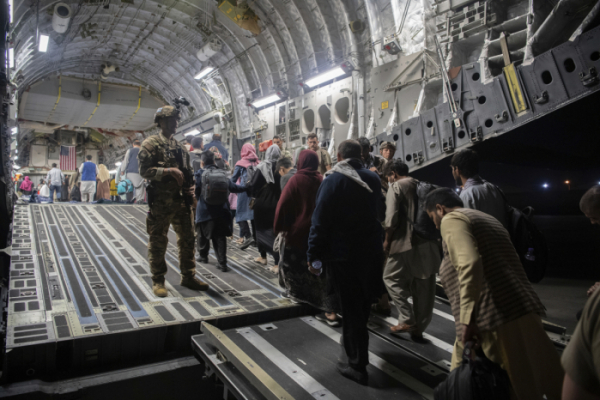 ▲아프가니스탄 카불 공항에서 22일(현지시간) 저녁 아프간인들이 미국 공군의 C-17 수송기에 탑승하고 있다. 카불/AP뉴시스