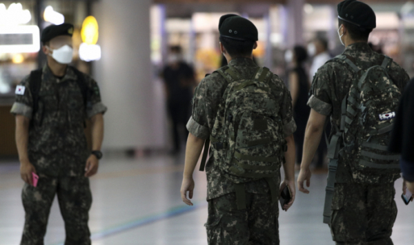 ▲서울 용산구 서울역에서 군인들이 발걸음을 옮기고 있다. (뉴시스)