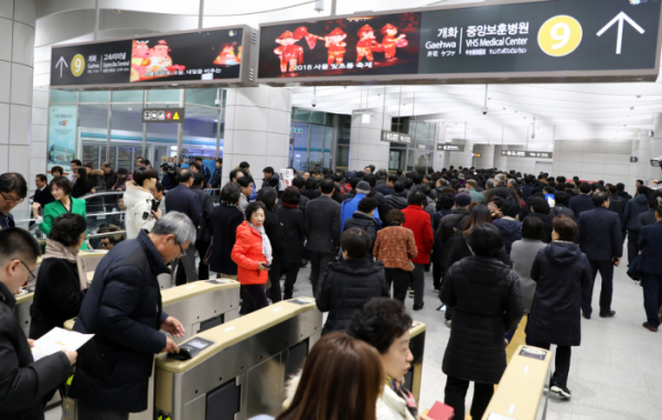 ▲지하철 9호선 3단계 개통식이 열린 2018년 11월 30일 오후 서울 강동구 둔촌오륜역에서 시민들이 시승을 하기 위해 개찰구를 통과하고 있다. (뉴시스)