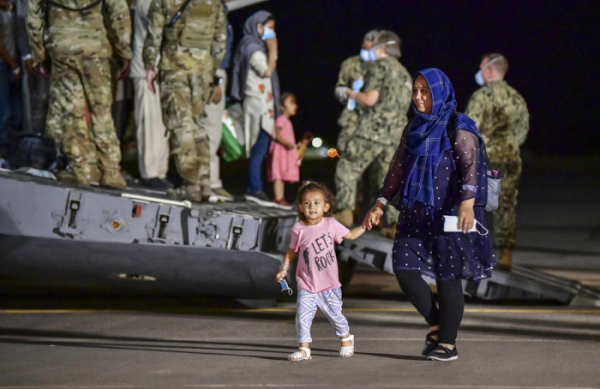 ▲아프가니스탄에서 대피한 여성과 아이가 22일(현지시간) 이탈리아 남부 시칠리아의 시고넬라 미 공군 기지에 도착해 미 공군 수송기 C-17기에서 내리고 있다. 시고넬라/AP뉴시스