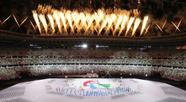 ▲24일 오후 일본 도쿄 신주쿠의 국립경기장(올림픽 스타디움)에서 열린 2020 도쿄 패럴림픽 개회식에서 화려한 불꽃이 터지고 있다. (도쿄=연합뉴스)