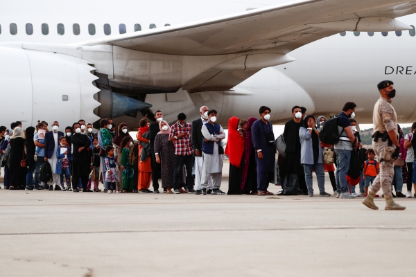 ▲스페인 마드리드 토레혼 공군기지에 도착한 아프가니스탄 피란민들이 24일(현지시간) 줄을 서고 있다. 마드리드/로이터연합뉴스