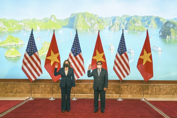 ▲카멀라 해리스 미국 부통령이 25일(현지시간) 하노이에서 판 민 찐 베트남 총리와 만났다. 하노이/AP연합뉴스 
