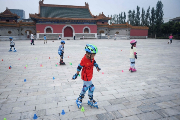 ▲어린 아이들이 지난 7월 28일 중국 베이징에서 인라인스케이트를 타고 있다. 베이징/AFP연합뉴스
